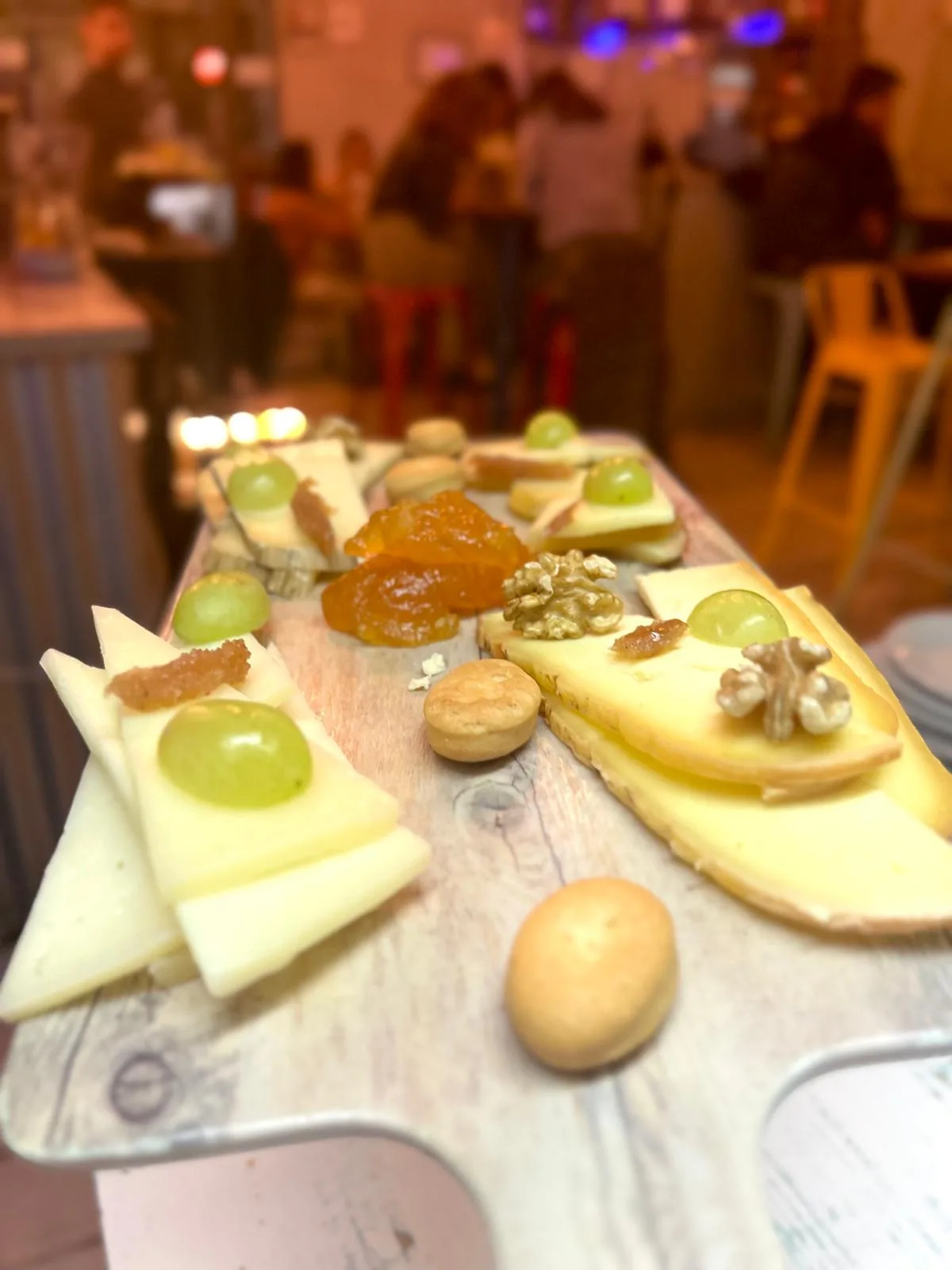 Tabla de quesos con fruta y nueces